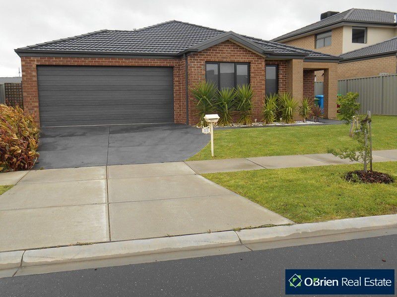 11 Beauchamp Way, Cranbourne East VIC 3977