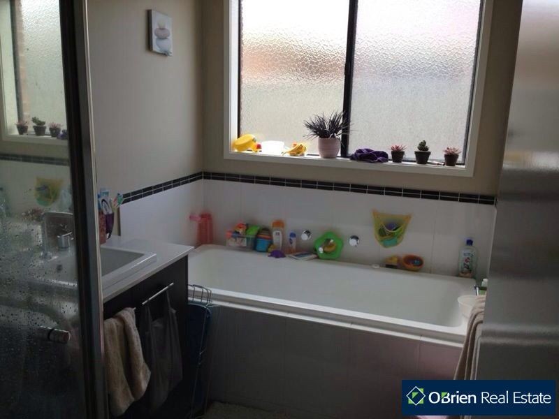 11 Beauchamp Way, Cranbourne East VIC 3977