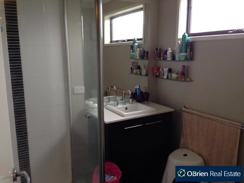 11 Beauchamp Way, Cranbourne East VIC 3977