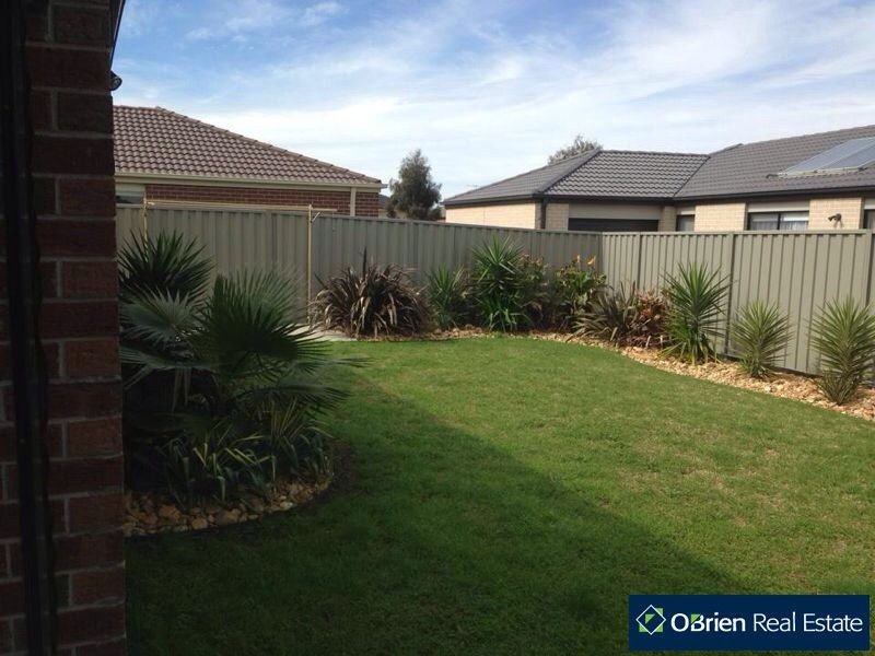 11 Beauchamp Way, Cranbourne East VIC 3977