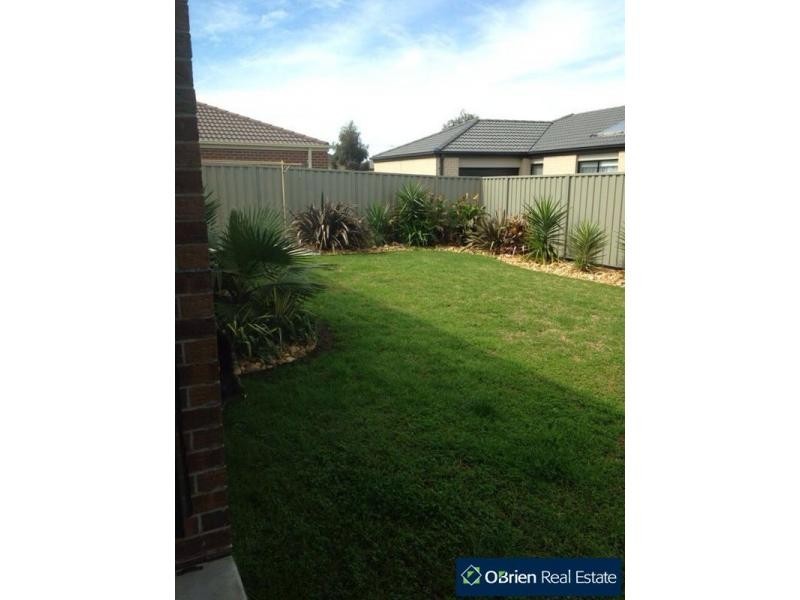 11 Beauchamp Way, Cranbourne East VIC 3977
