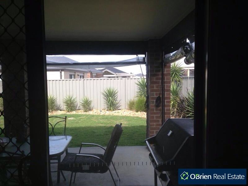 11 Beauchamp Way, Cranbourne East VIC 3977