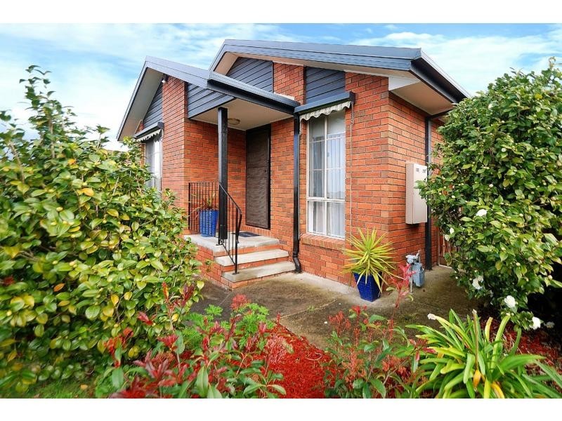 2/104 Mansfield Street, Berwick VIC 3806