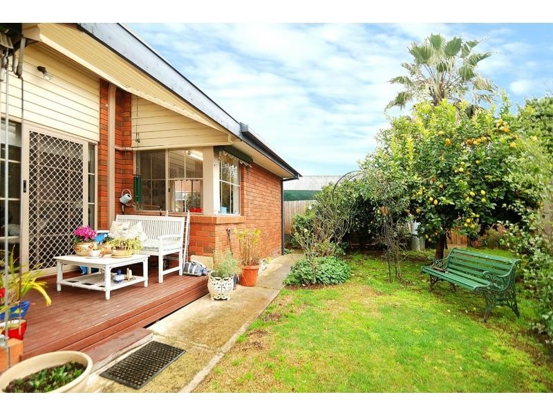 2/104 Mansfield Street, Berwick VIC 3806