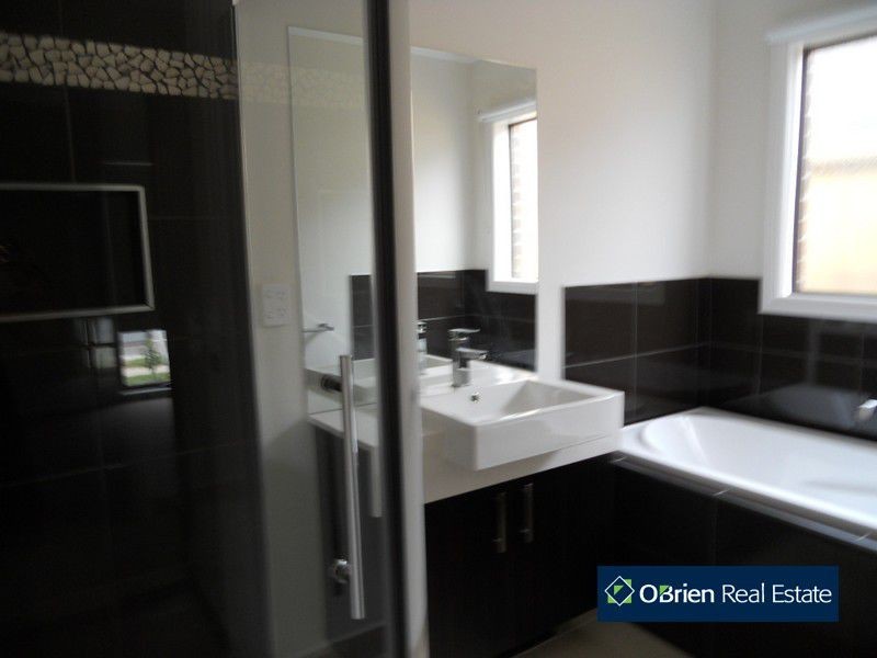 11 Frankland Street, Clyde North VIC 3978