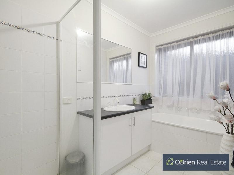 8 Shetland Court, Pakenham VIC 3810