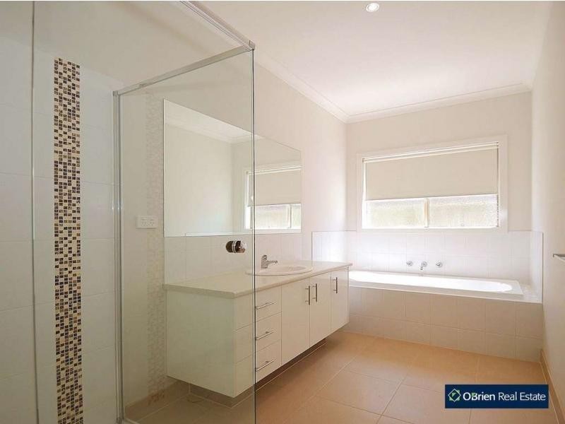 34 Park Orchard Drive, Pakenham VIC 3810