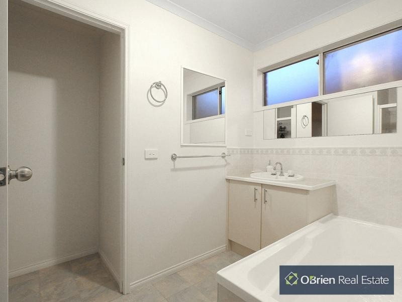 2 Rimes Close, Cranbourne West VIC 3977