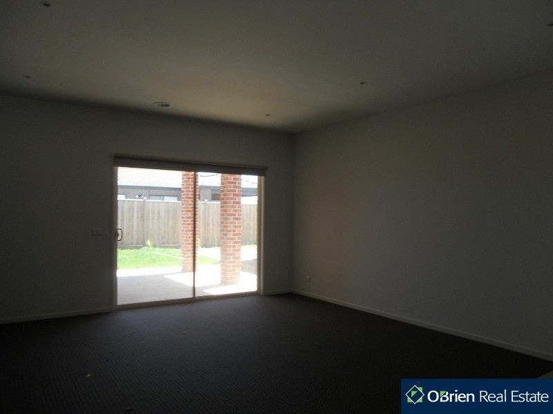 5 Brocker Street, Clyde North VIC 3978