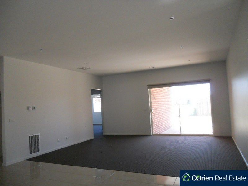 5 Brocker Street, Clyde North VIC 3978