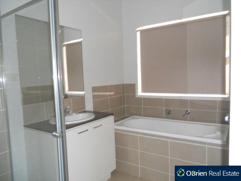 5 Brocker Street, Clyde North VIC 3978