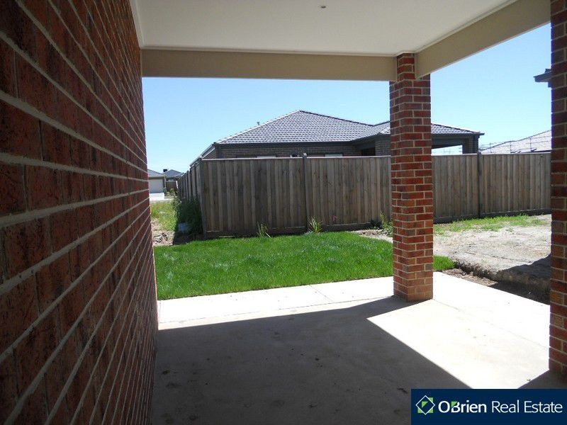 5 Brocker Street, Clyde North VIC 3978