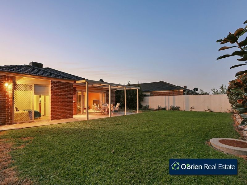 10 Broadleaf Way, Cranbourne VIC 3977