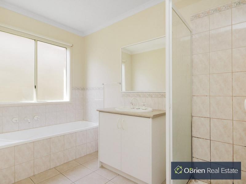 8 Parkside Mews, Cranbourne West VIC 3977