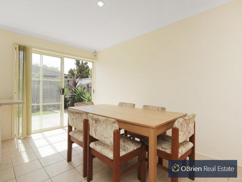 8 Parkside Mews, Cranbourne West VIC 3977