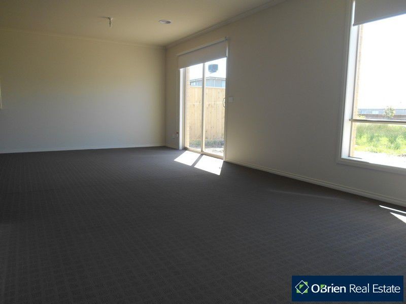 37 Mickleham Drive, Cranbourne North VIC 3977