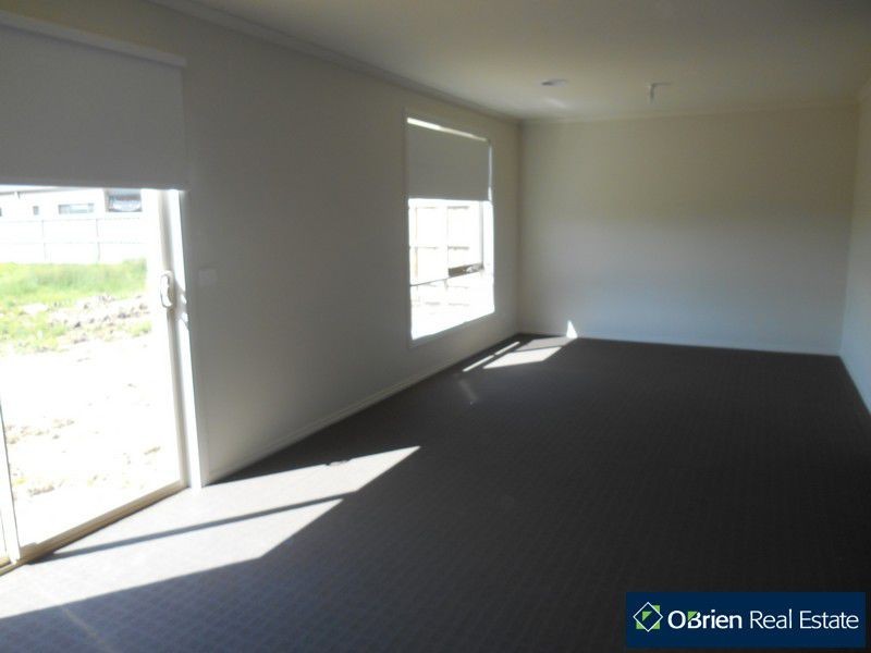 37 Mickleham Drive, Cranbourne North VIC 3977