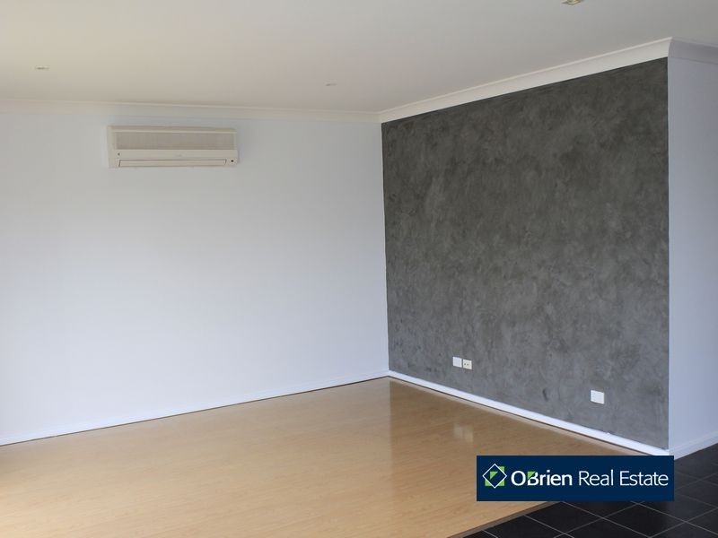 8 Walnut Way, Pakenham VIC 3810