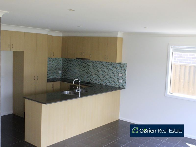 8 Walnut Way, Pakenham VIC 3810