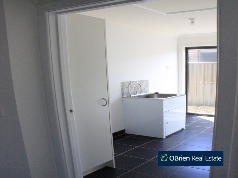 8 Walnut Way, Pakenham VIC 3810