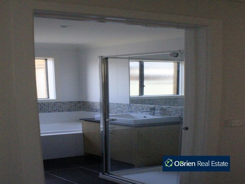 8 Walnut Way, Pakenham VIC 3810