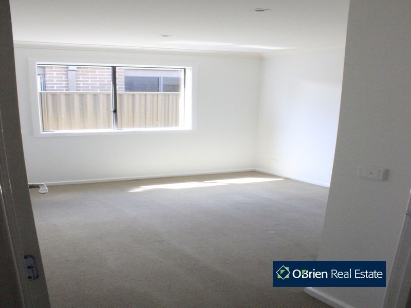 8 Walnut Way, Pakenham VIC 3810