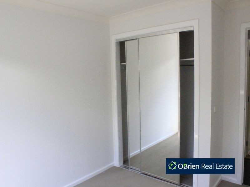 8 Walnut Way, Pakenham VIC 3810