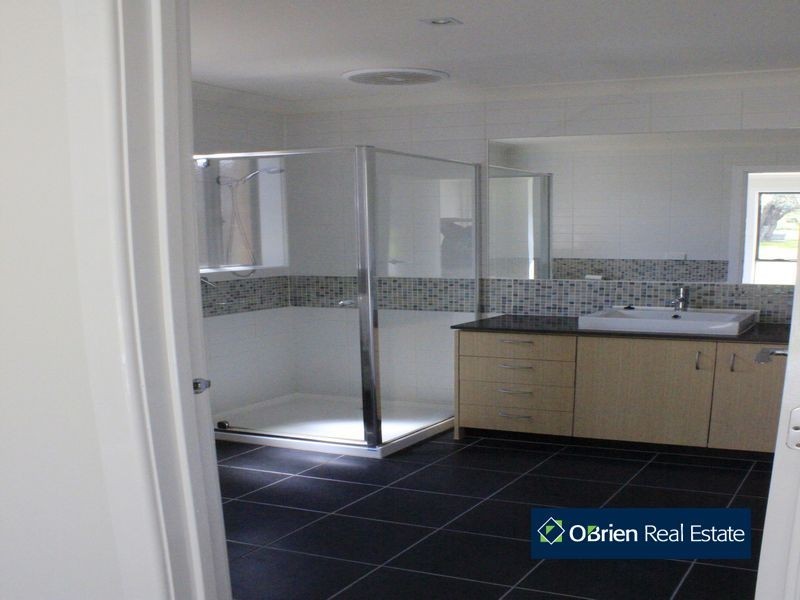 8 Walnut Way, Pakenham VIC 3810