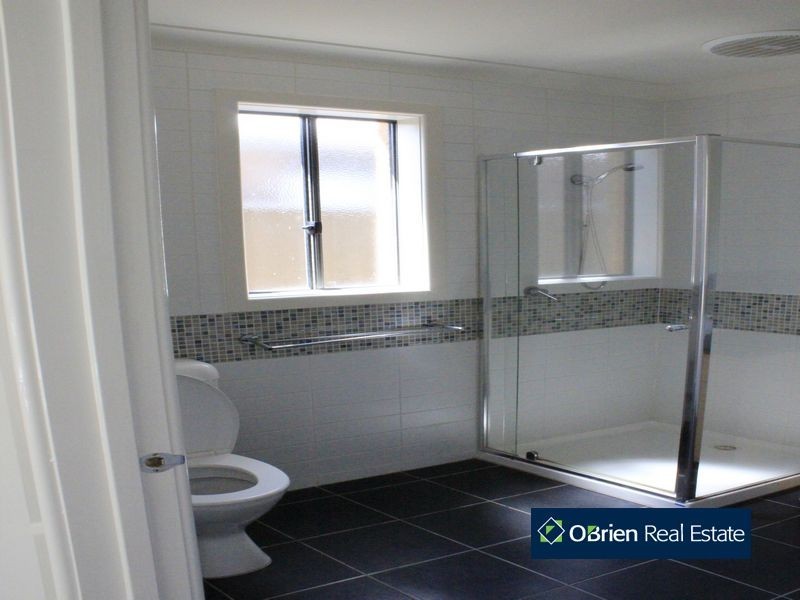 8 Walnut Way, Pakenham VIC 3810