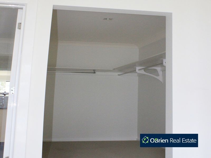 8 Walnut Way, Pakenham VIC 3810