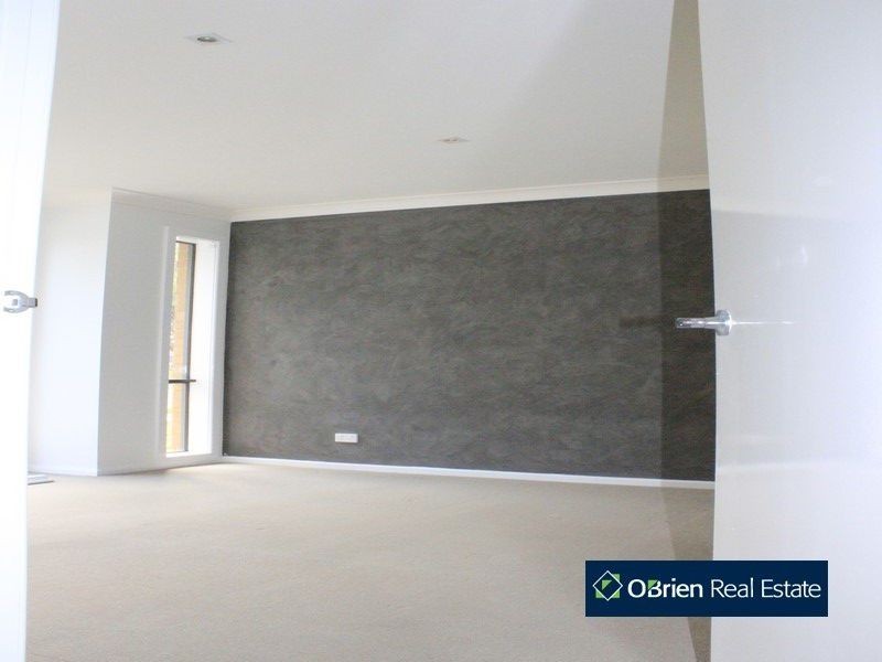 8 Walnut Way, Pakenham VIC 3810