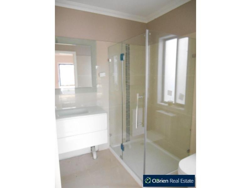 9 Hemingway Grove, Cranbourne West VIC 3977