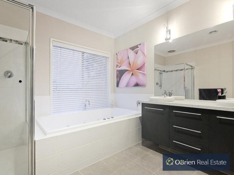 1 Lakewood Place, Berwick VIC 3806