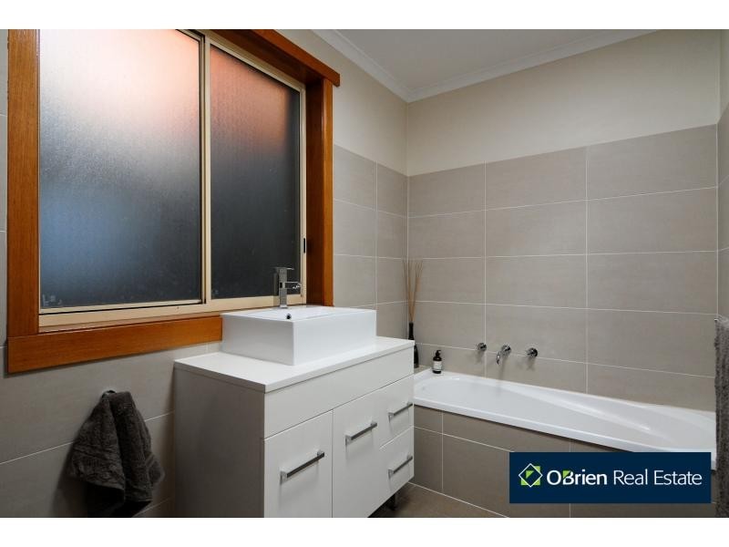 11 Sunnyside Drive, Berwick VIC 3806