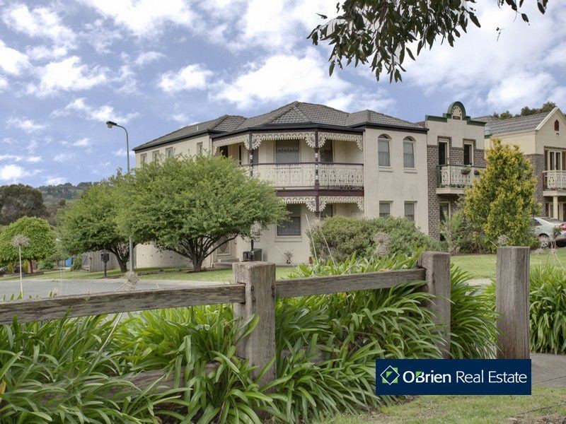 8 Tarrangower Place, Berwick VIC 3806