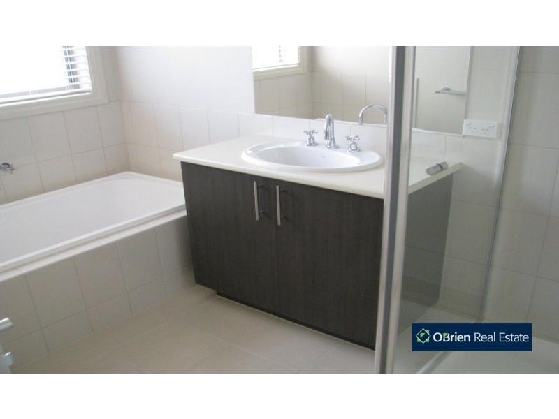 33 Edmund Street, Pakenham VIC 3810