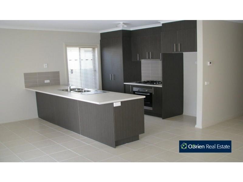 33 Edmund Street, Pakenham VIC 3810