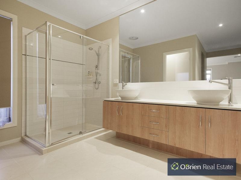 6 Wesson Way, Cranbourne East VIC 3977