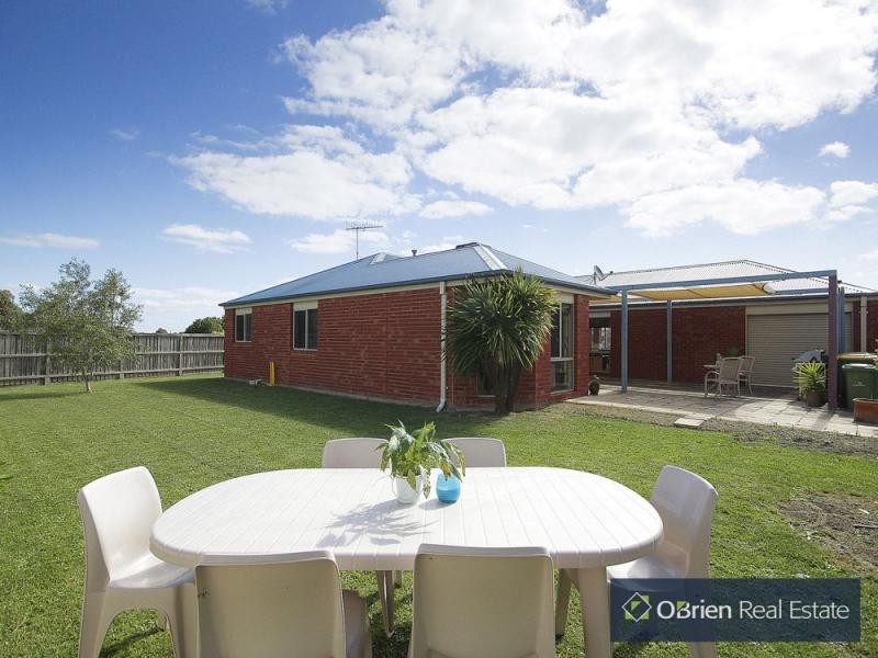 2 Willowbank Pocket, Pakenham VIC 3810