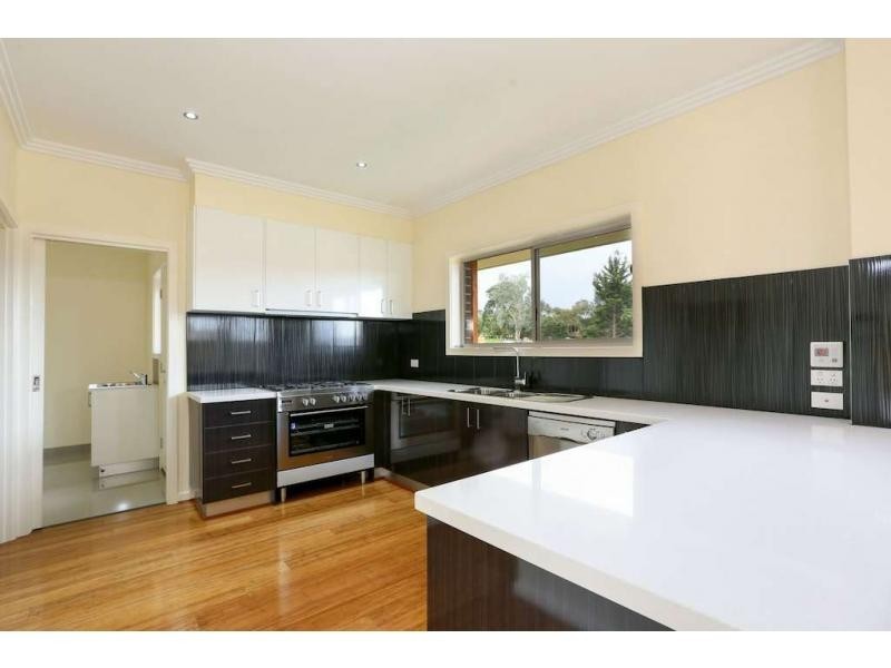 2/6-8 Innes Court, Berwick VIC 3806