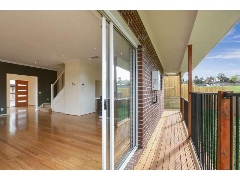 2/6-8 Innes Court, Berwick VIC 3806