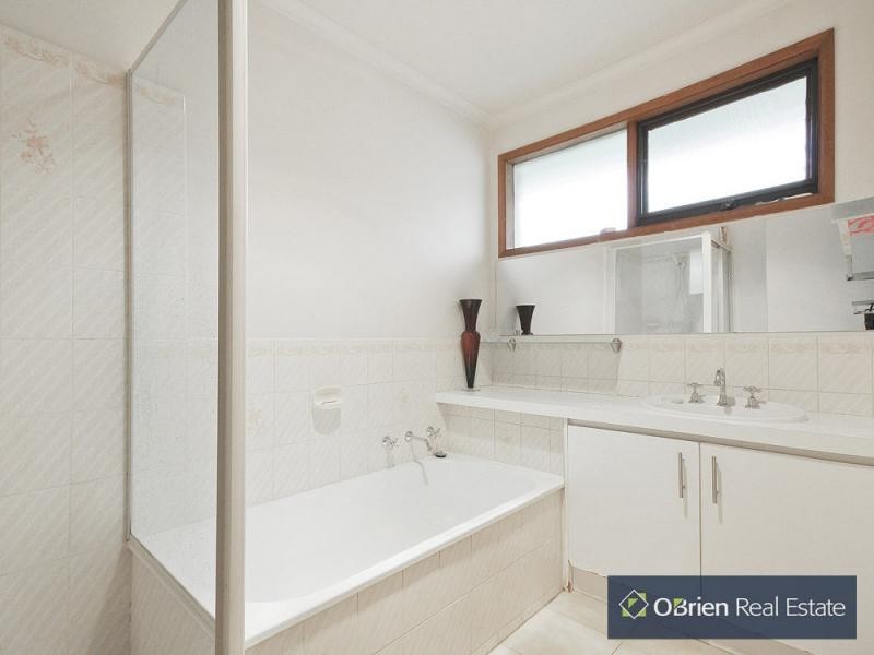 10 Elandra Way, Cranbourne West VIC 3977