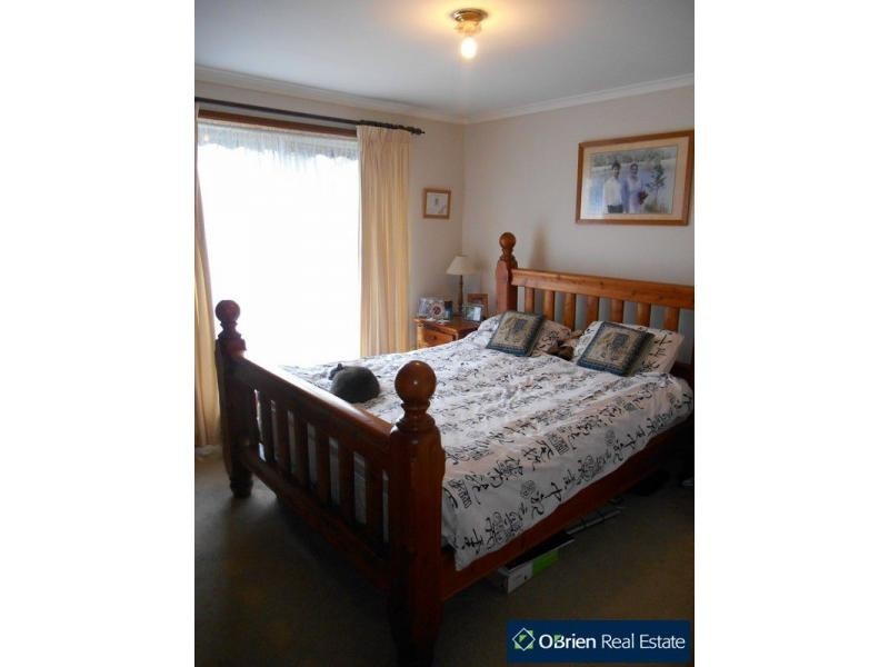 2/17 Fairfield Street, Cranbourne VIC 3977