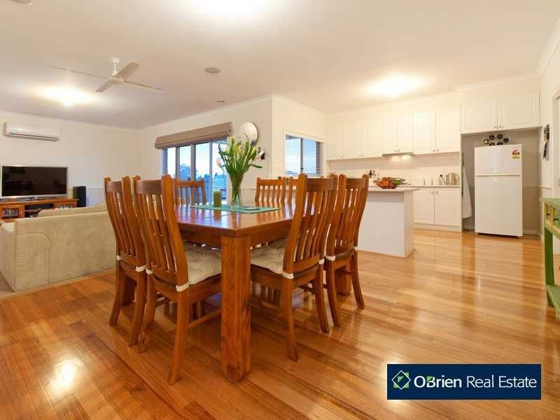 44 Henry Lawson Drive, Pakenham VIC 3810