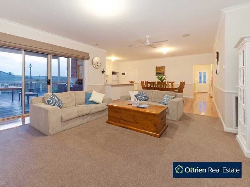 44 Henry Lawson Drive, Pakenham VIC 3810