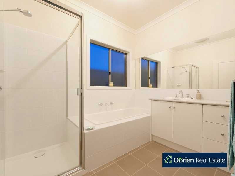 44 Henry Lawson Drive, Pakenham VIC 3810