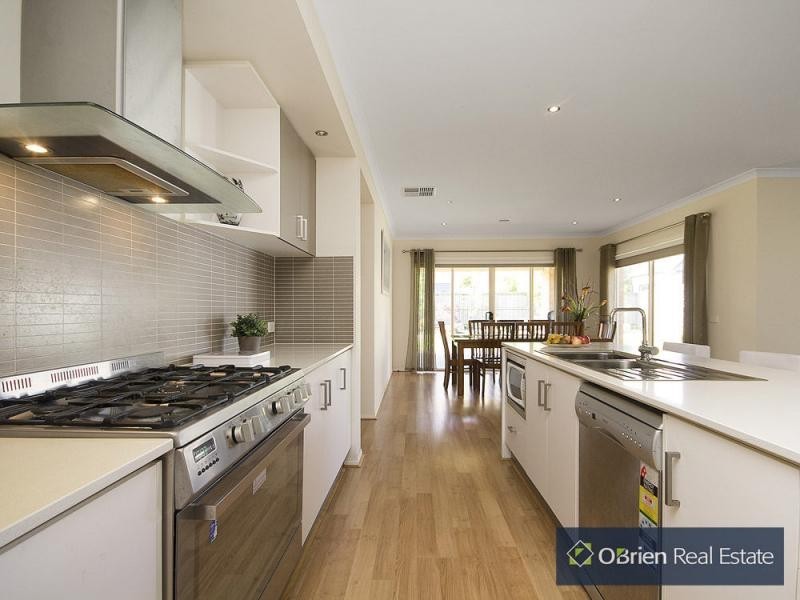 8 Grand Manor Drive, Berwick VIC 3806