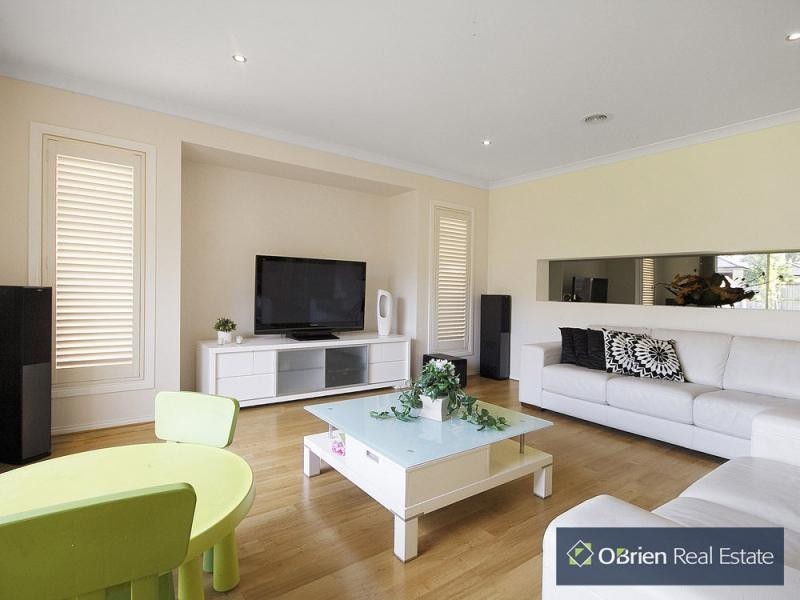 8 Grand Manor Drive, Berwick VIC 3806