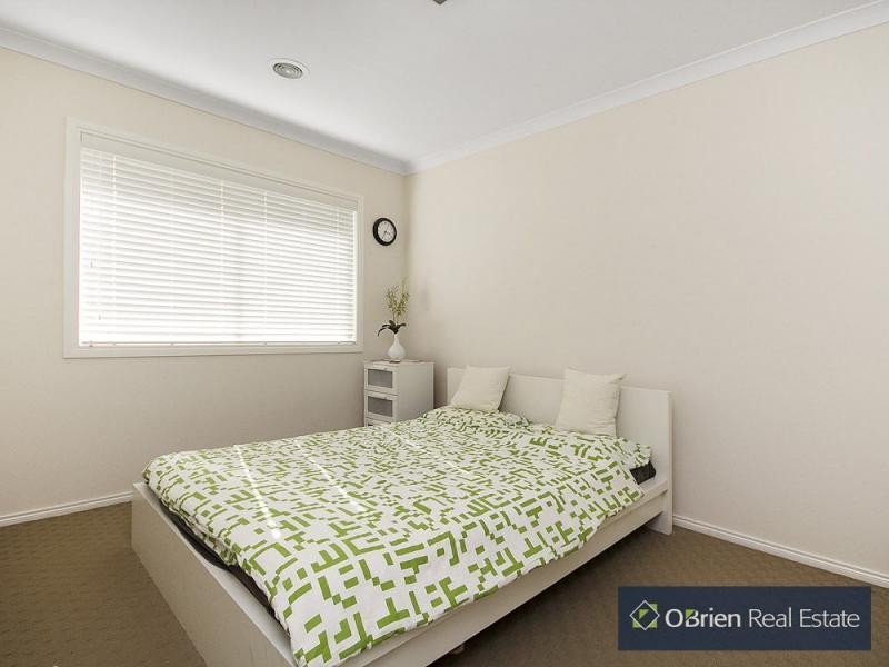 8 Grand Manor Drive, Berwick VIC 3806