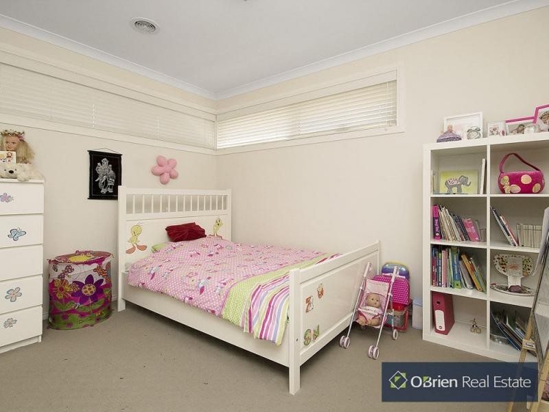 8 Grand Manor Drive, Berwick VIC 3806